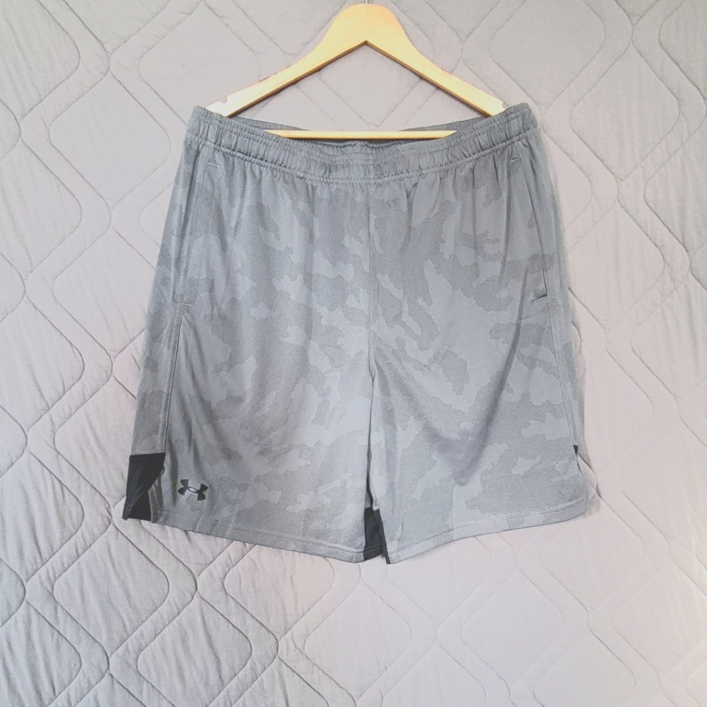 Under Armor Men's Loose fit Shorts Size XL Gray & Black